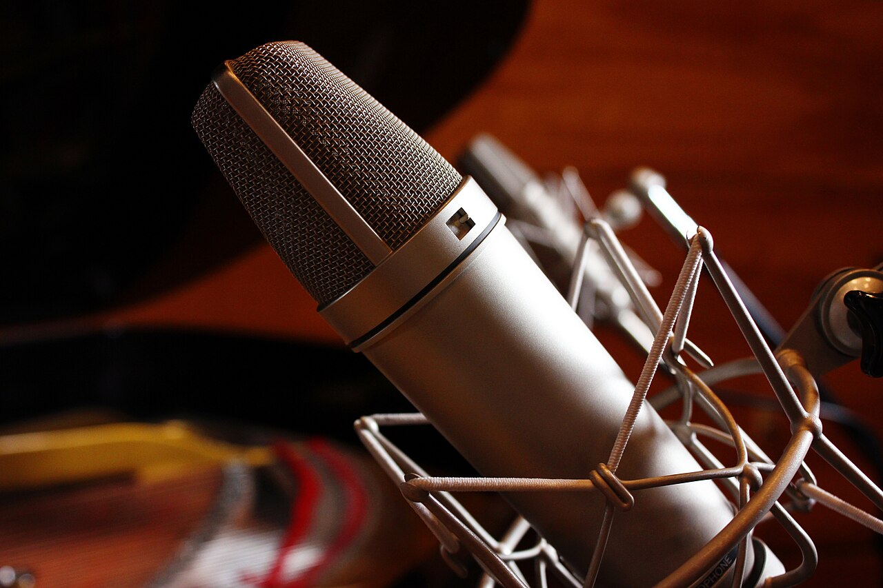 Kondensatormikrofon im Aufnahmeraum eines Studios